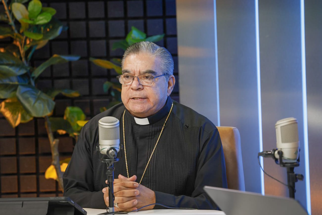 el Obispo de la Diocesis de Culiacán Jesus Jose Herrera Quiñonez visito vibra radio