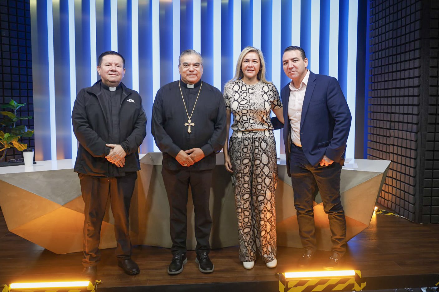el Obispo de la Diocesis de Culiacán Jesus Jose Herrera Quiñonez visito vibra radio