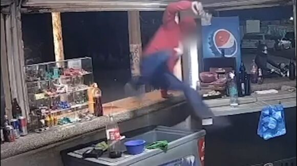 Con pistola en mano dos hombres asaltan expendio de cerveza en Los Mochis, Sinaloa