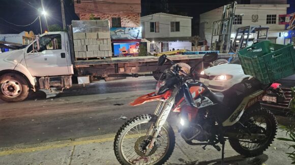 Motociclista casi pierde el brazo tras impactarse contra plataforma de camión en Mazatlán, Sinaloa