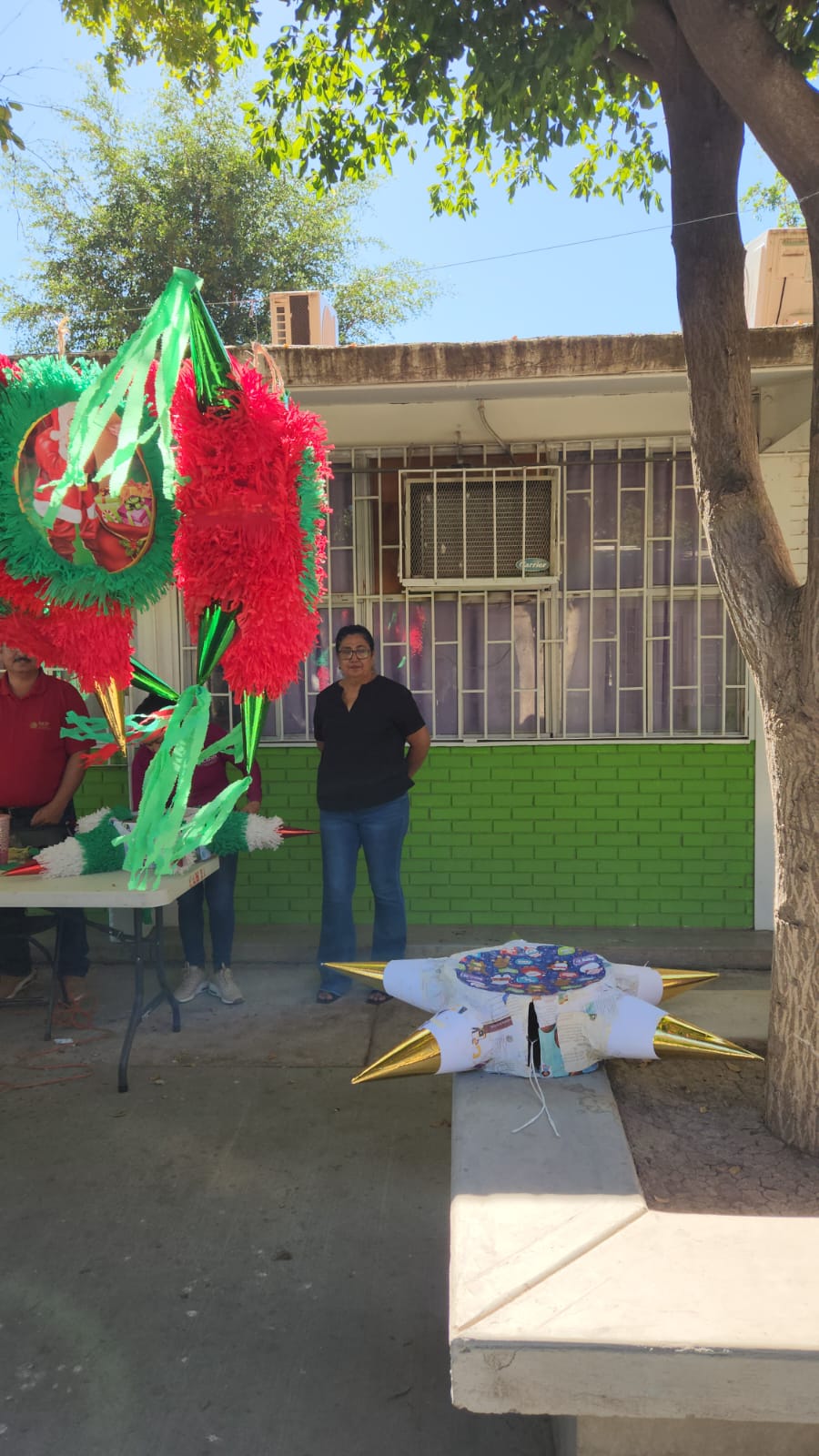 elaboracion de piñatas en el cam 27 de guasave