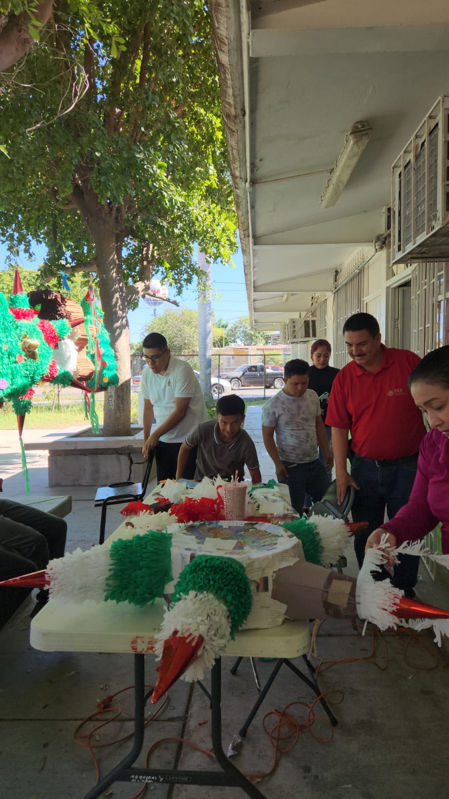 elaboracion de piñatas en el cam 27 de guasave