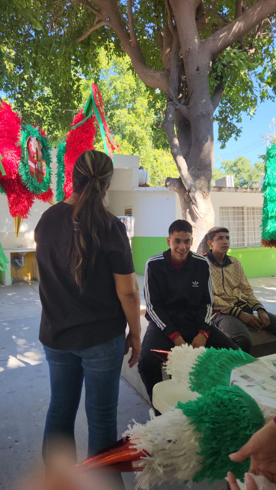 elaboracion de piñatas en el cam 27 de guasave