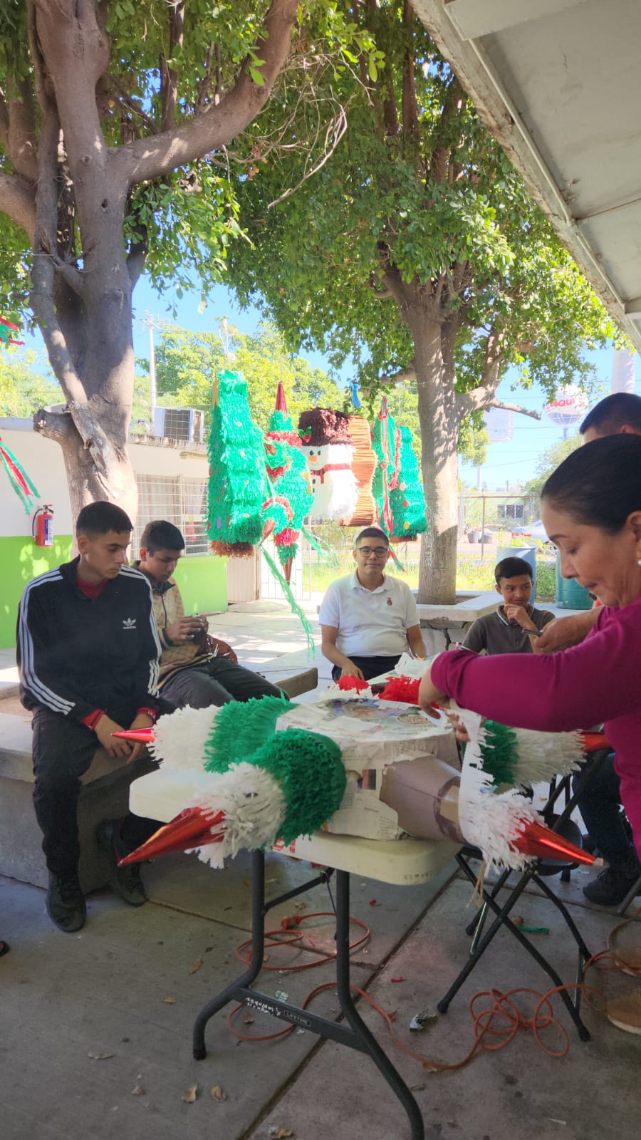 elaboracion de piñatas en el cam 27 de guasave