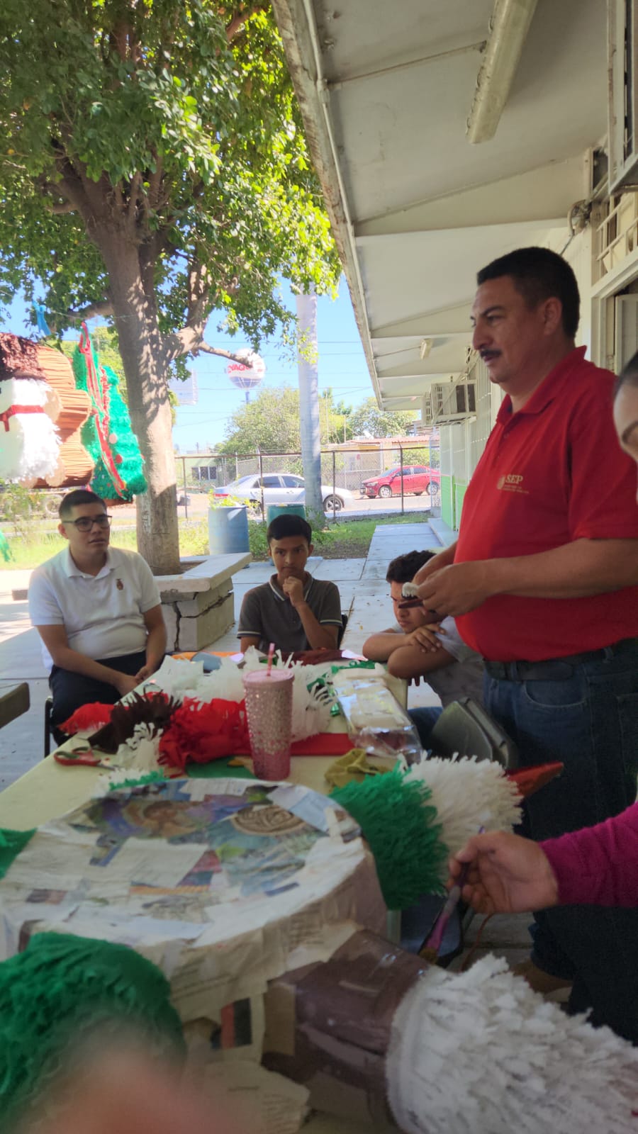 elaboracion de piñatas en el cam 27 de guasave