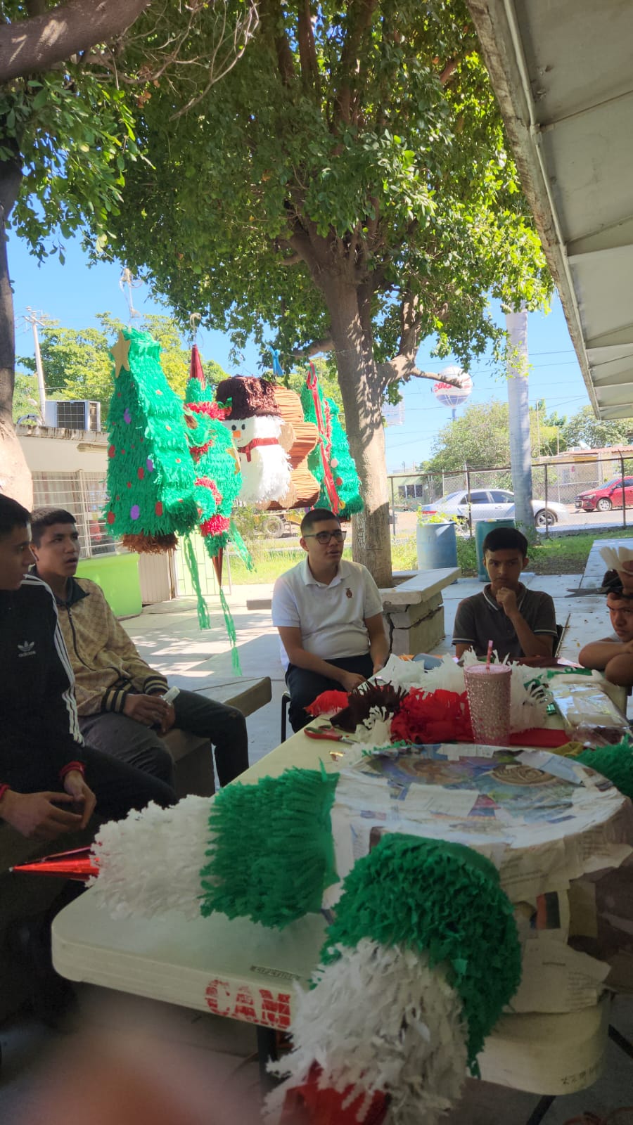 elaboracion de piñatas en el cam 27 de guasave