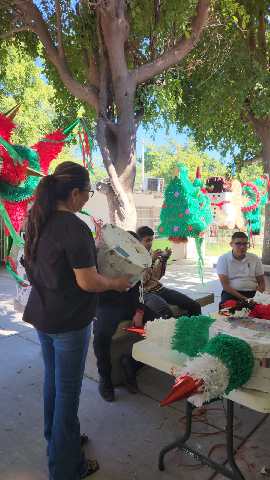 elaboracion de piñatas en el cam 27 de guasave