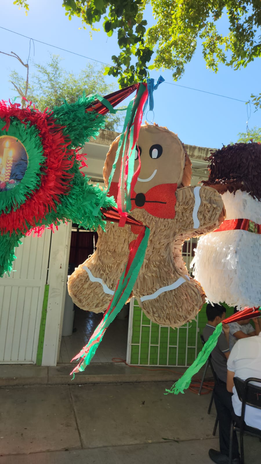 elaboracion de piñatas en el cam 27 de guasave