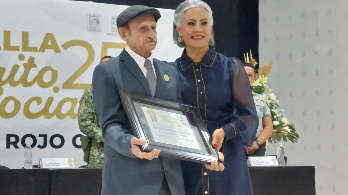 en salvador alvarado reconocen 50 años de servicio de el vejigo con la medalla al merito social