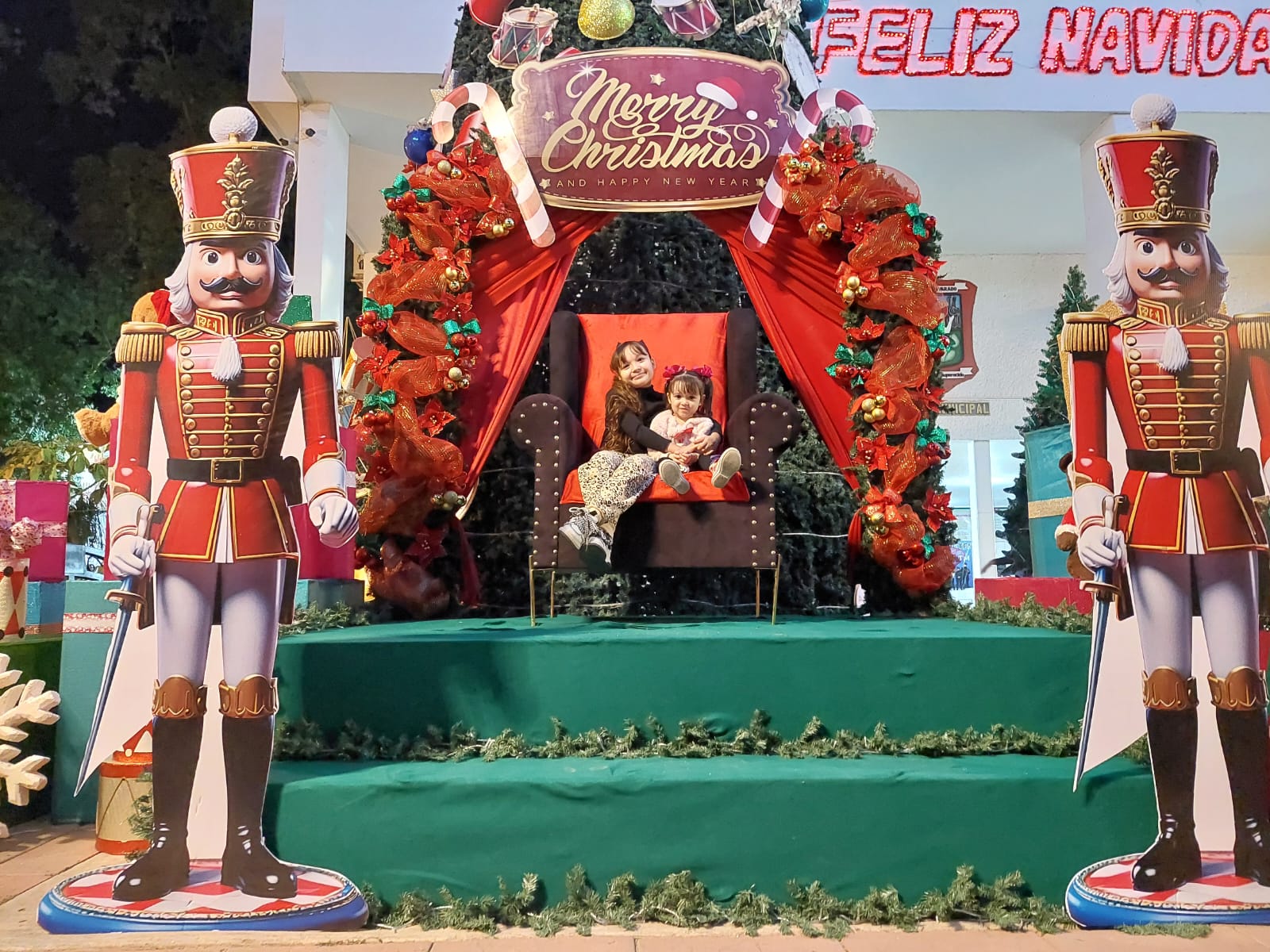 Encendido del árbol navideño en Salvador Alvarado