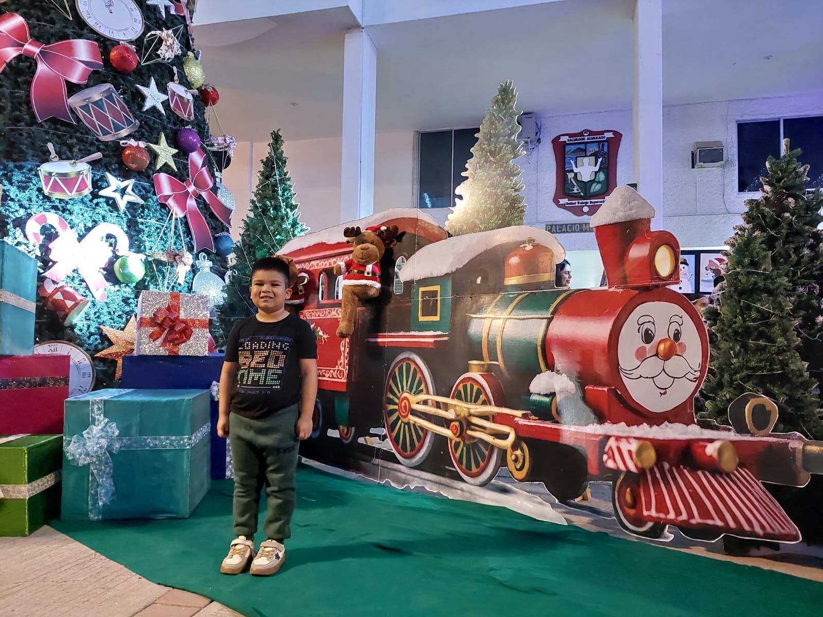 Encendido del árbol navideño en Salvador Alvarado