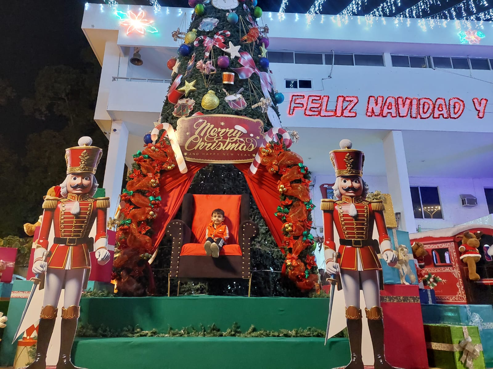 Encendido del árbol navideño en Salvador Alvarado