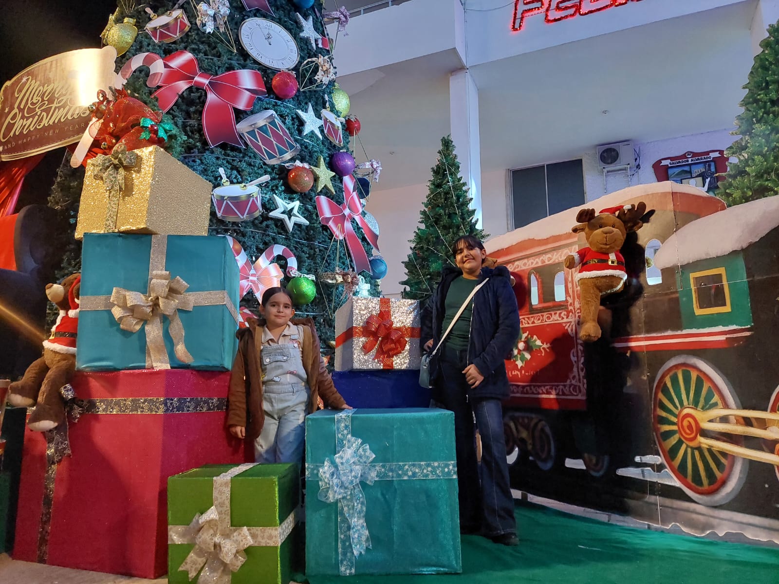 Encendido del árbol navideño en Salvador Alvarado