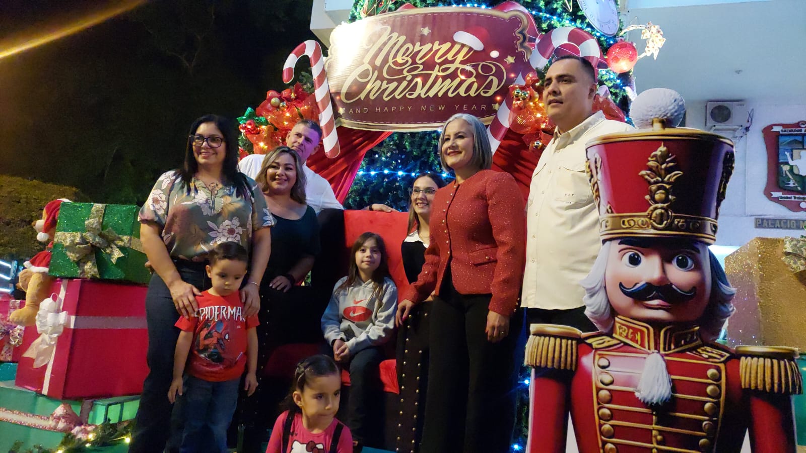 Encendido del árbol navideño en Salvador Alvarado