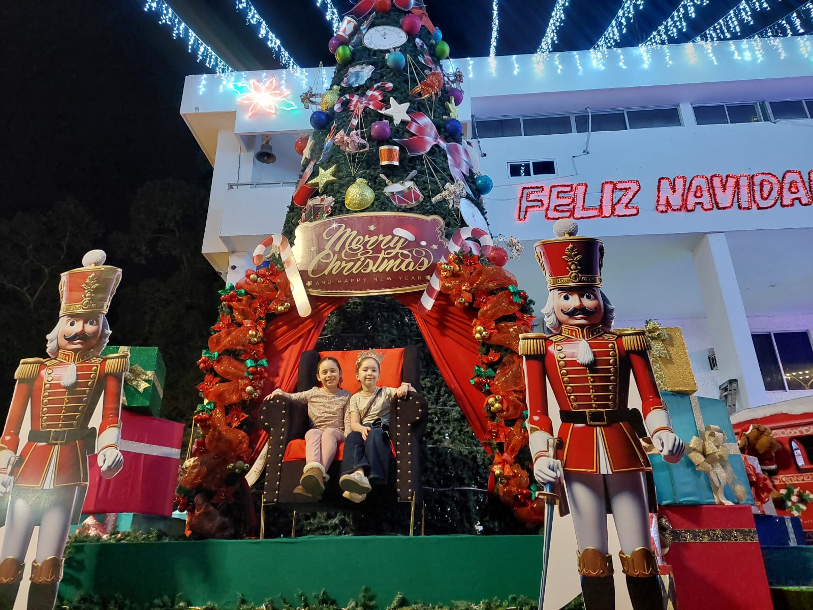 Encendido del árbol navideño en Salvador Alvarado