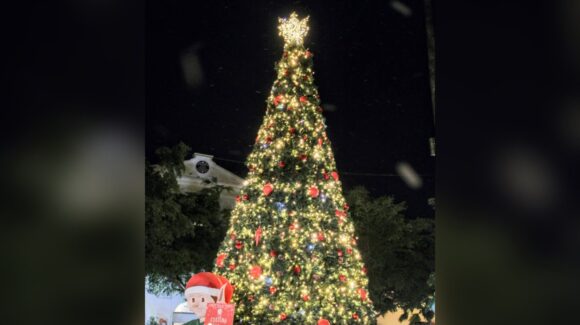 Plazuela Machado enciende su iluminación navideña y marca el inicio de las festividades decembrinas en Mazatlán