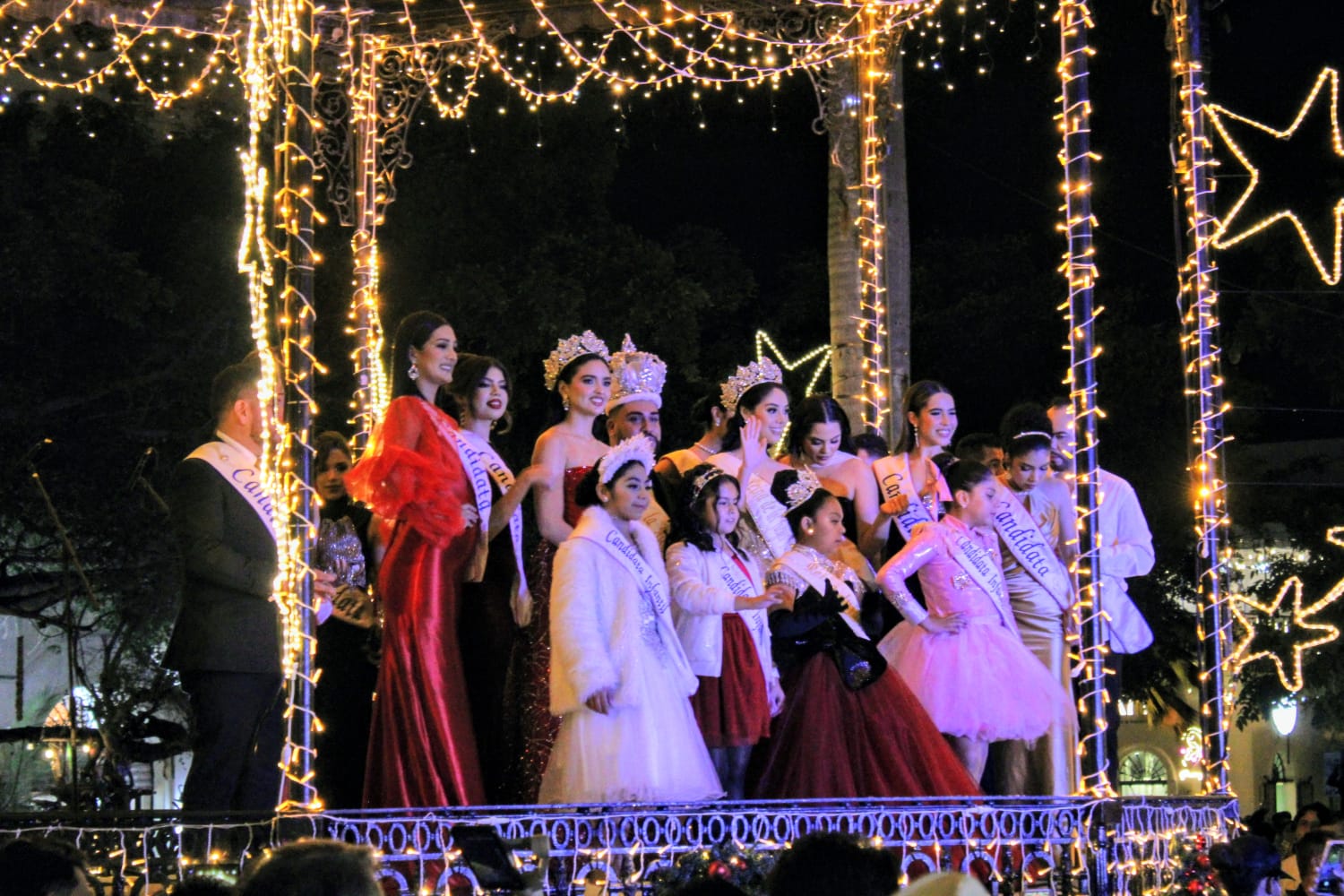 Encendido del árbol navideño en la Plazuela Machado, en Mazatlán