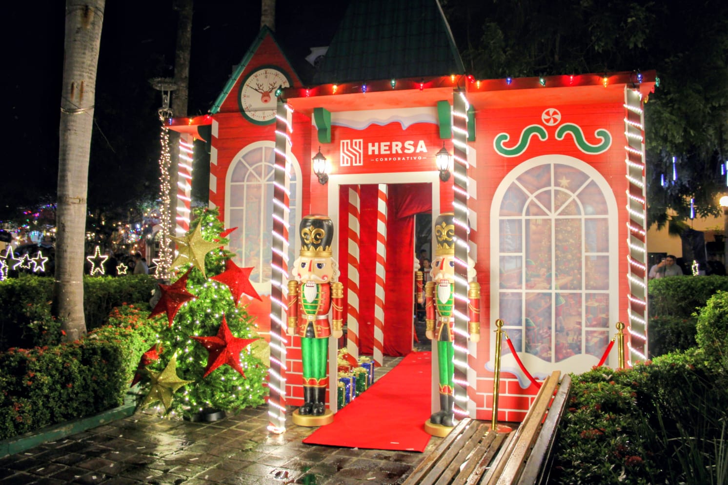 Encendido del árbol navideño en la Plazuela Machado, en Mazatlán