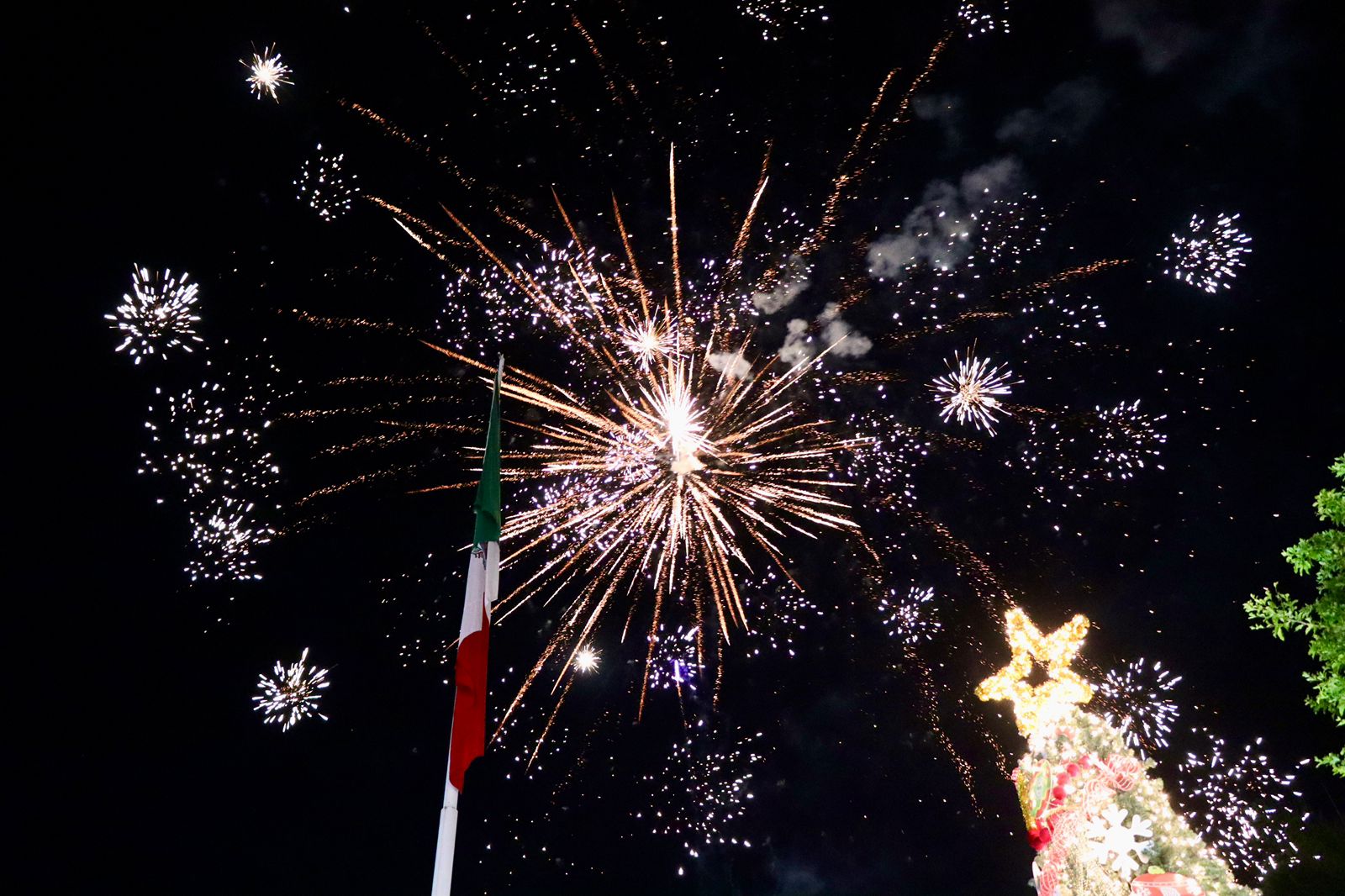 Encendido del árbol navideño y nacimiento en Badiraguato, Sin.