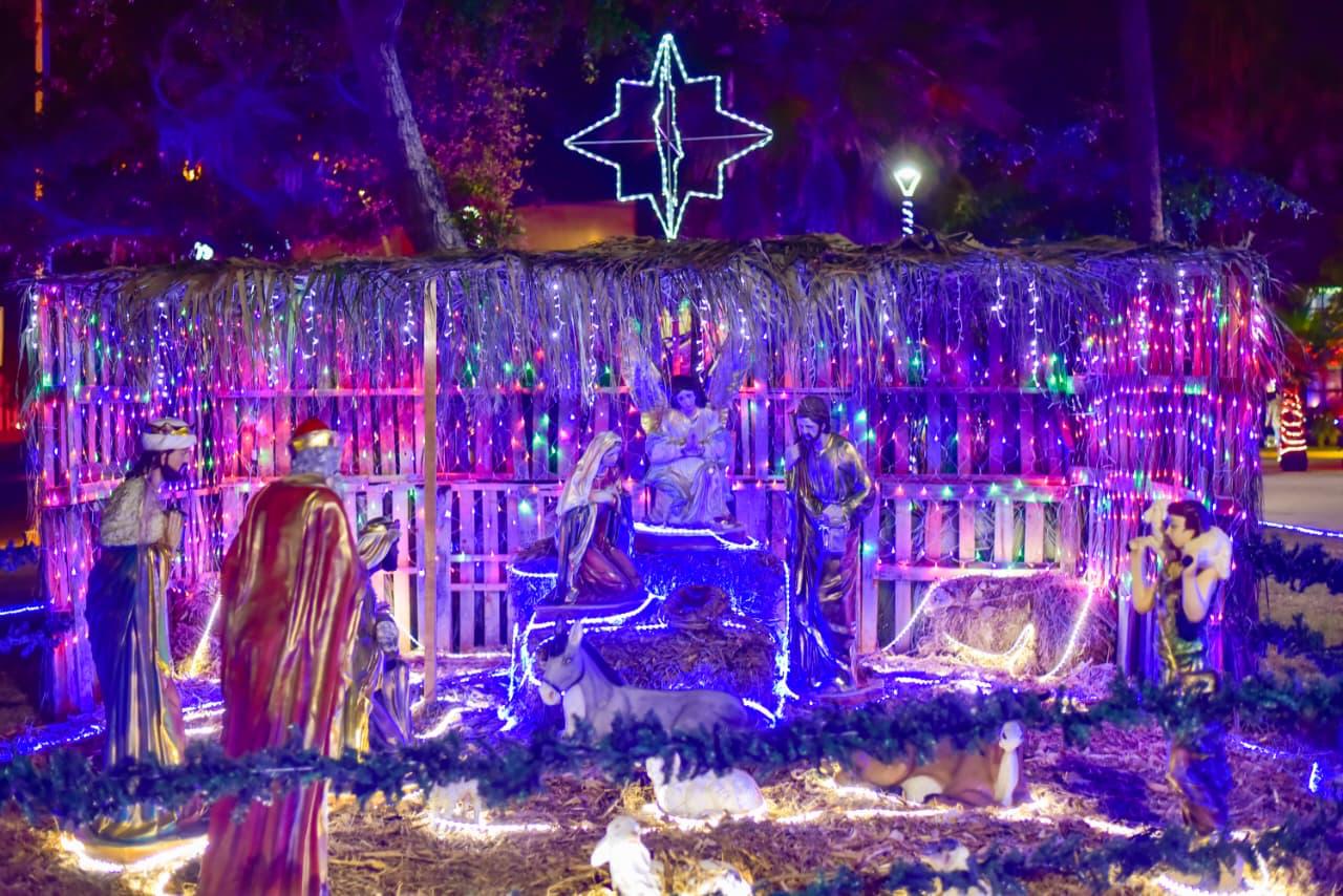 Encendido del pino navideño en Ahome, Sinaloa