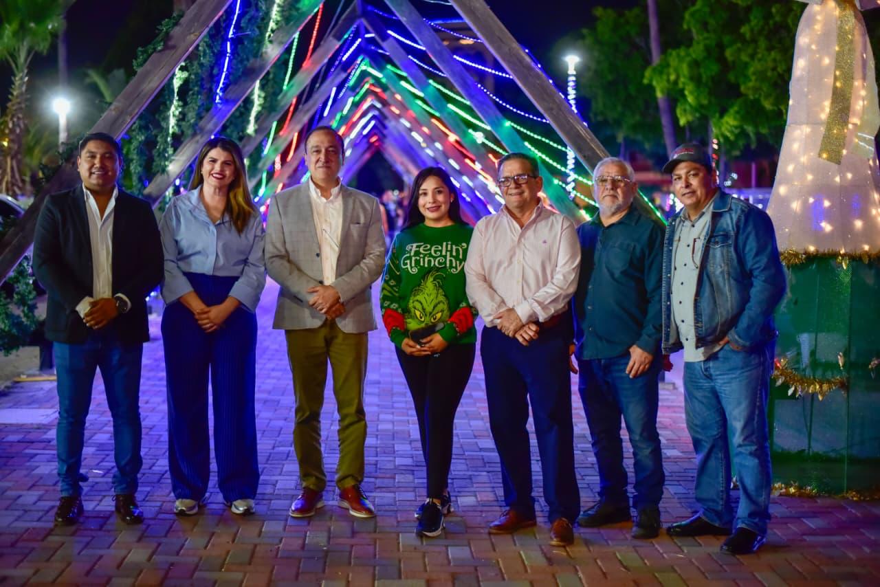 Encendido del pino navideño en Ahome, Sinaloa