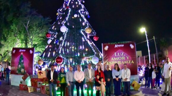 Enciende el alcalde de Ahome, “Toño” Menéndez, pino navideño monumental con un mensaje de paz, amor y esperanza