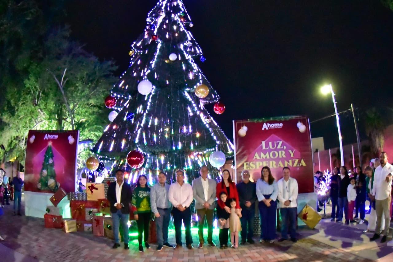 Encendido del pino navideño en Ahome, Sinaloa