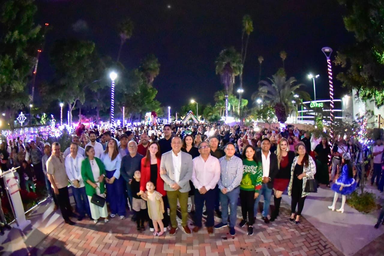 Encendido del pino navideño en Ahome, Sinaloa