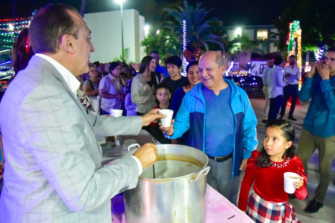 Encendido del pino navideño en Ahome, Sinaloa