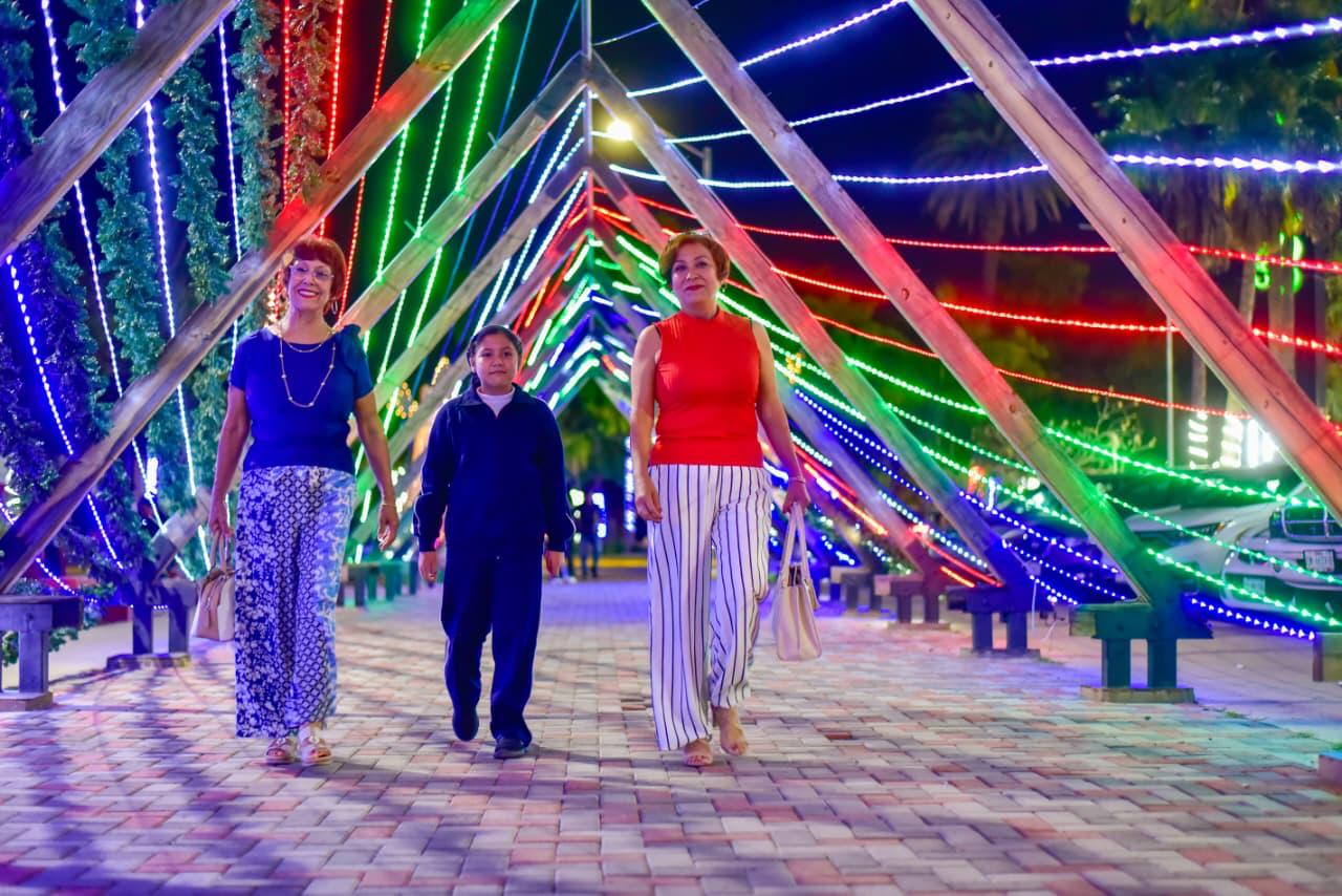 Encendido del pino navideño en Ahome, Sinaloa