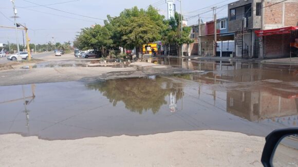 Se registra encharcamiento en avenida Clouthier de Mazatlán, Sinaloa; llaman a extremar precauciones