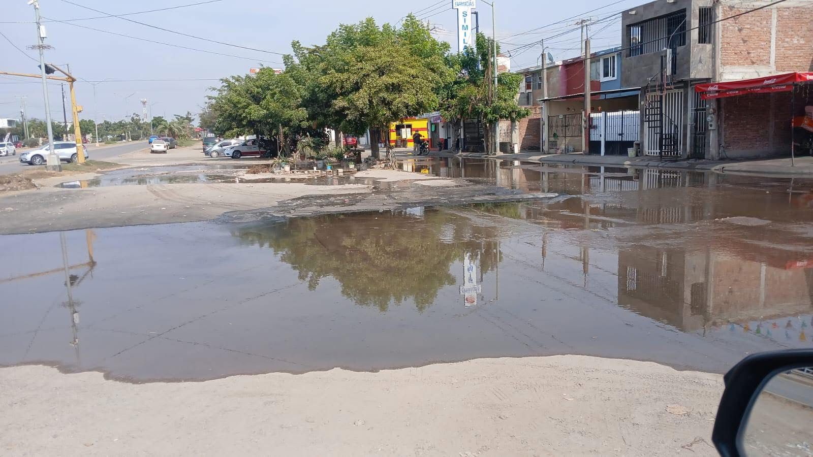 Encharcamiento en avenida Manuel J. Clouthier, en Mazatlán.