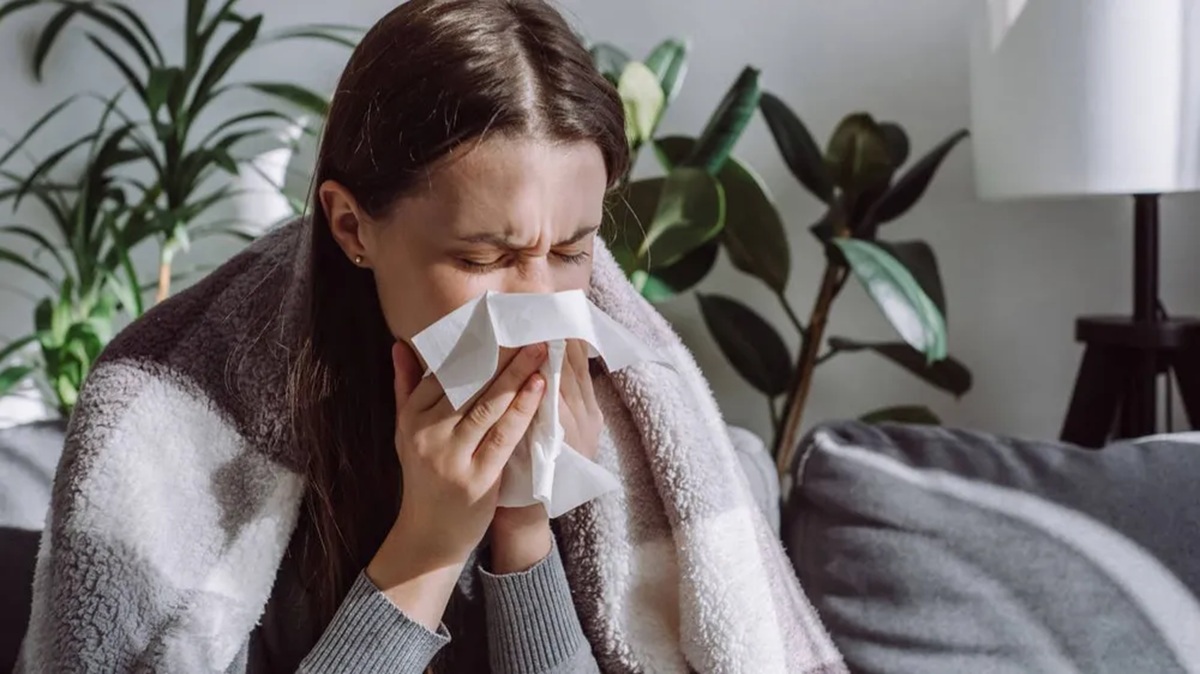 Mujer joven con enfermedad respiratoria