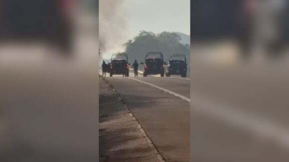 Reabren de manera intermitente la circulación en la carretera libre El Rosario-Escuinapa tras bloqueos.
