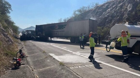 Autoridades trabajan en despejar autopista Mazatlán-Tepic, tras bloqueo en Escuinapa, Sinaloa