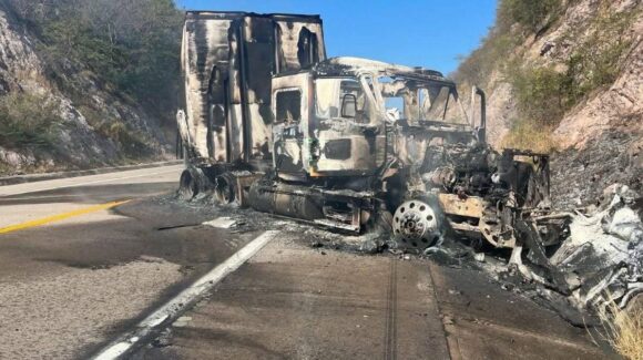 Escuinapa, Sinaloa suma 5 fallecidos tras enfrentamientos; dos fueron calcinados en una camioneta