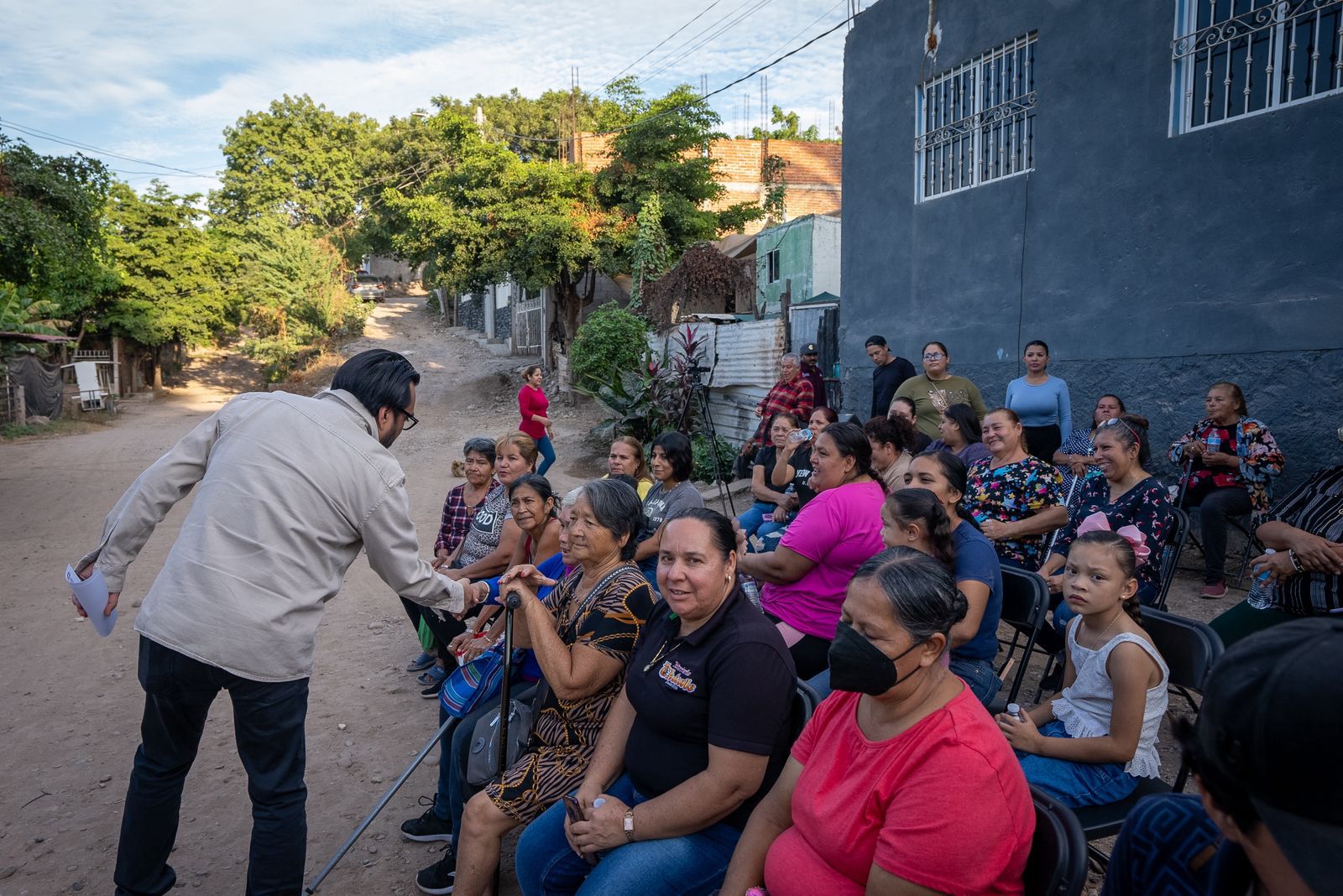 Entregan calles pavimentadas en colonia La Amistad, en Culiacán