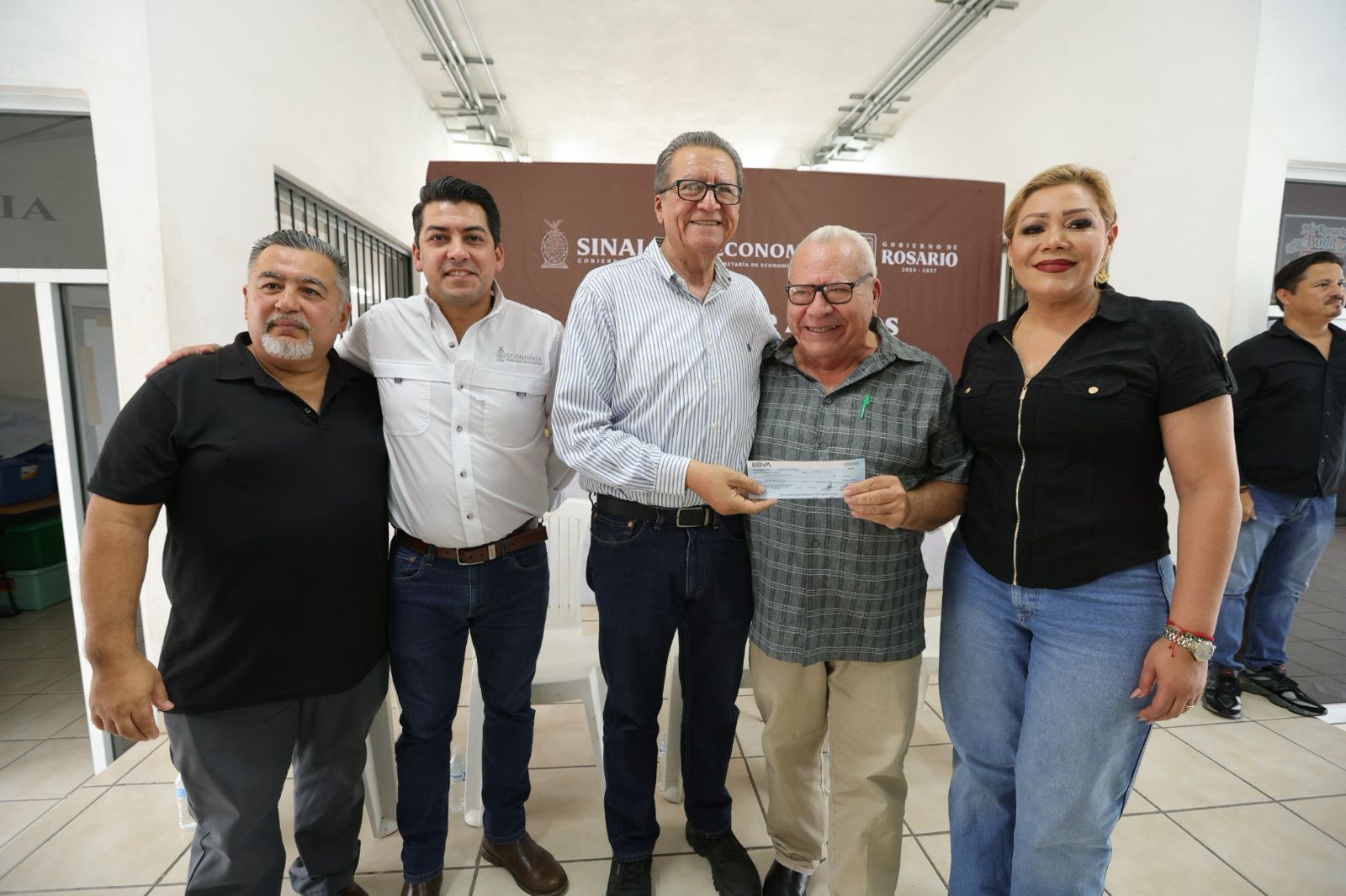 Entrega de apoyos económicos en Rosario, Sinaloa