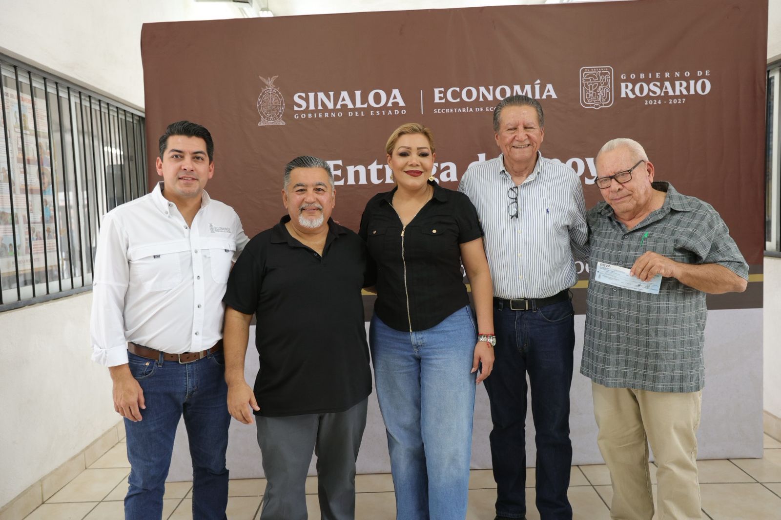 Entrega de apoyos económicos en Rosario, Sinaloa