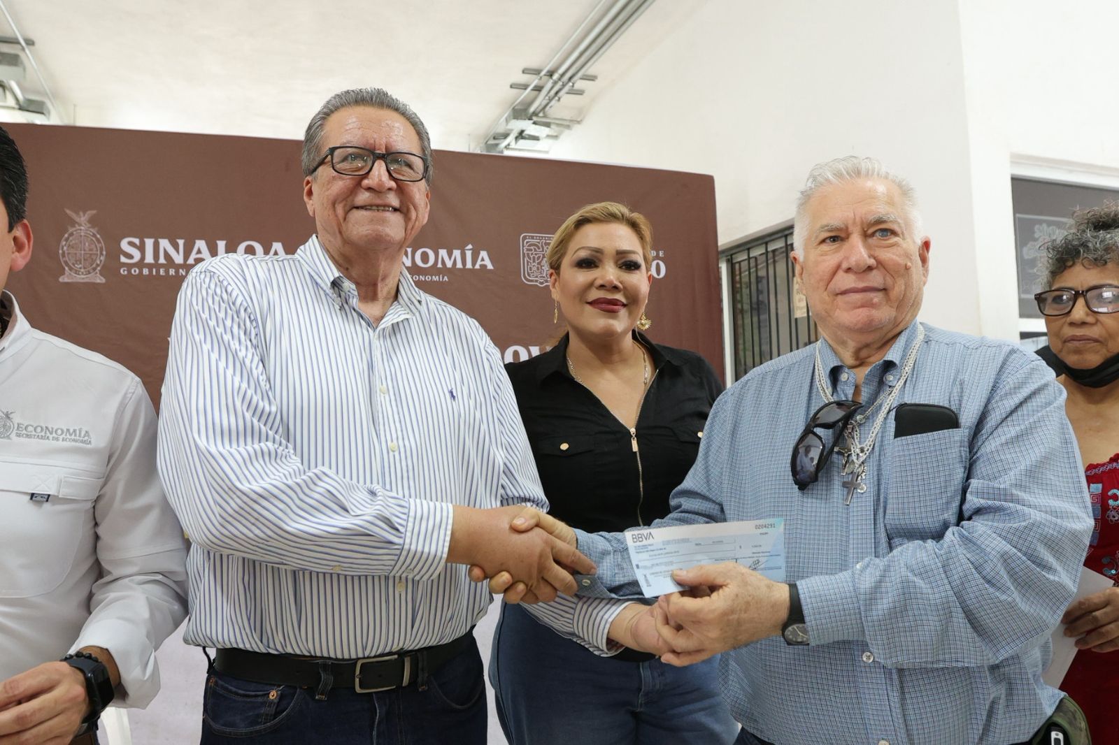 Entrega de apoyos económicos en Rosario, Sinaloa