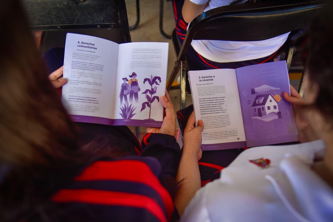 Entrega de cartillas de los derechos de las mujeres en secundaria de Los Mochis
