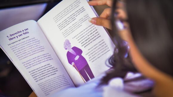 Entrega SEPyC cartillas de los derechos de las mujeres a alumnas de la Secundaria General 3 en Los Mochis, Sinaloa