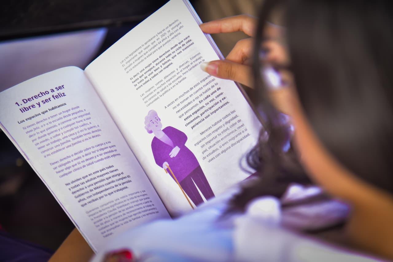 Entrega de cartillas de los derechos de las mujeres en secundaria de Los Mochis