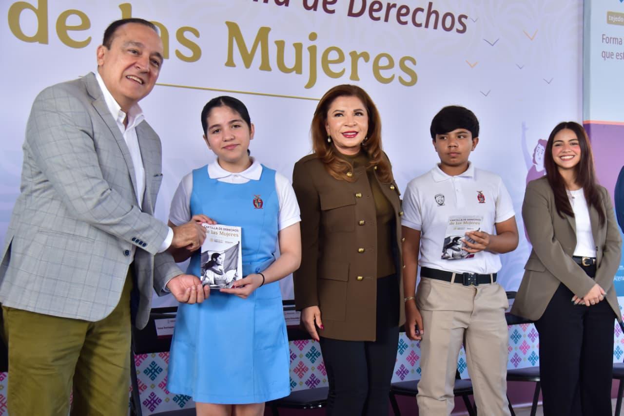 Entrega de cartillas de los derechos de las mujeres en secundaria de Los Mochis