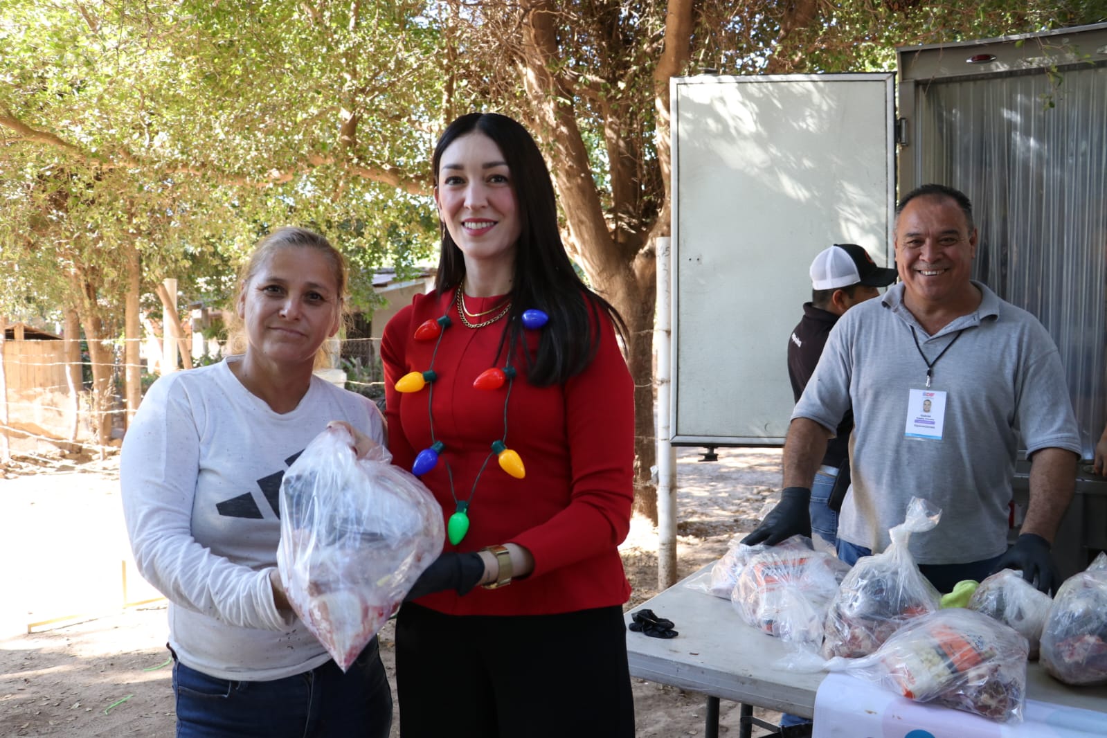DIF Ahome entrega cenas navideñas en zonas vulnerables