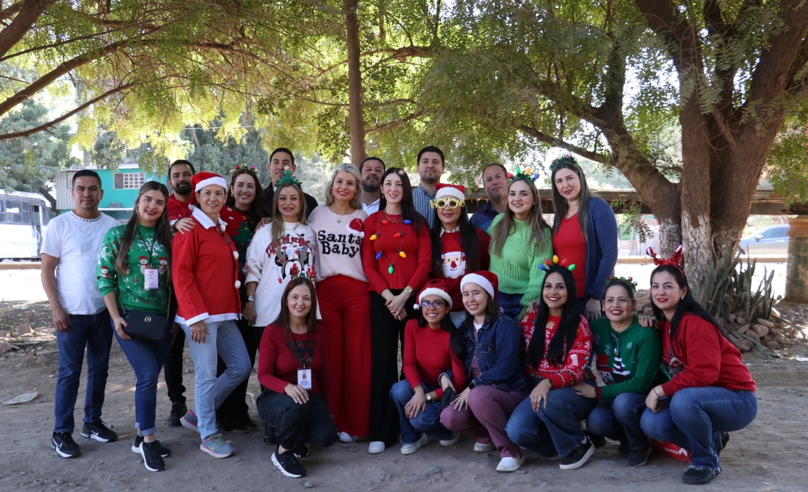 DIF Ahome entrega cenas navideñas en zonas vulnerables