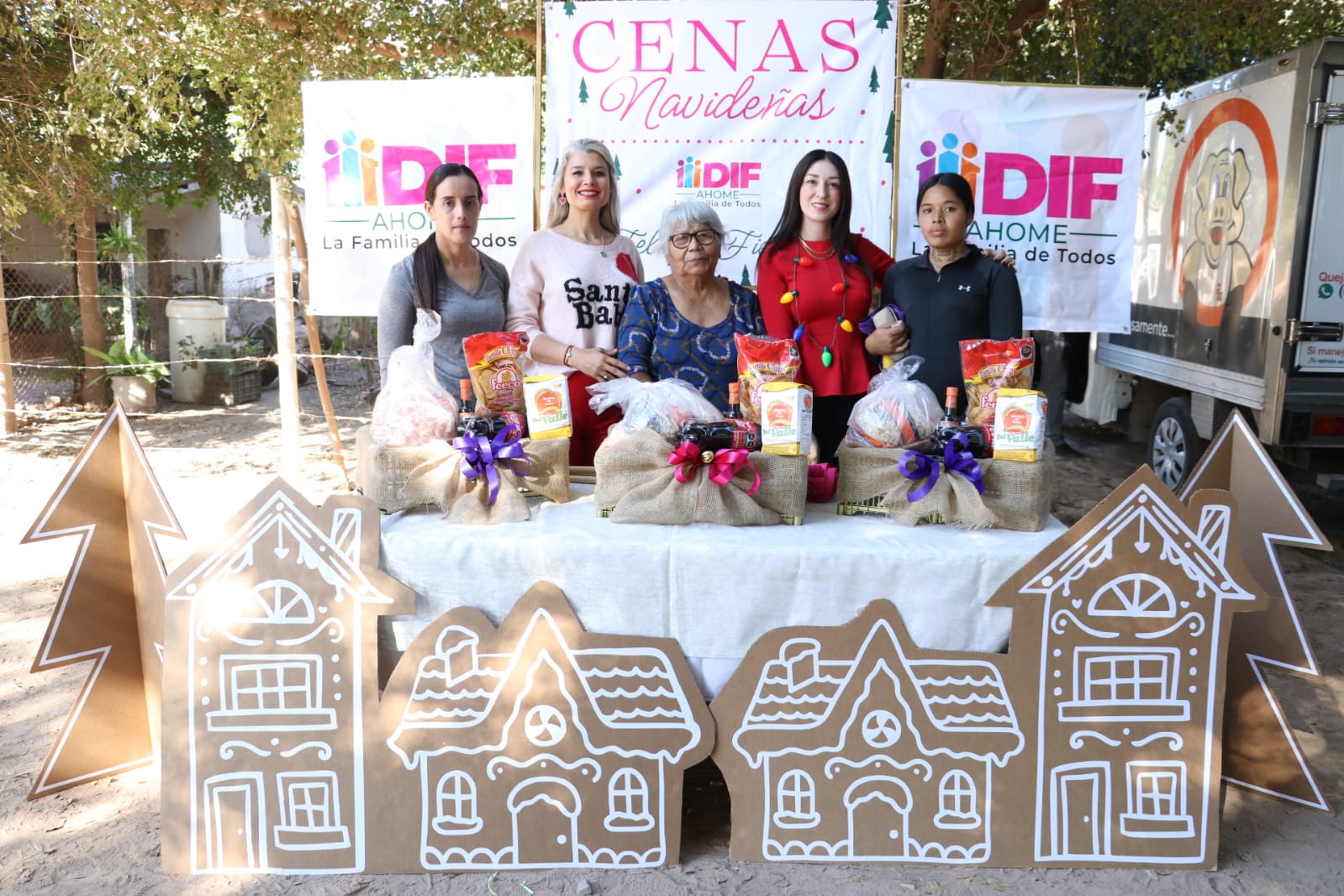 DIF Ahome entrega cenas navideñas en zonas vulnerables