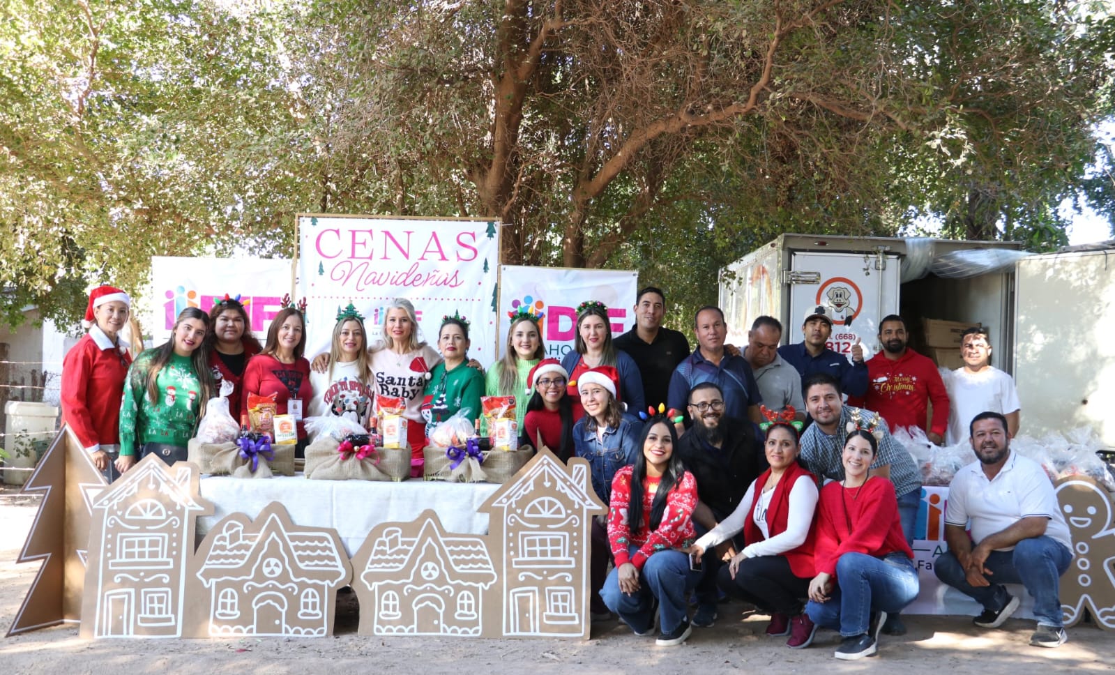 DIF Ahome entrega cenas navideñas en zonas vulnerables
