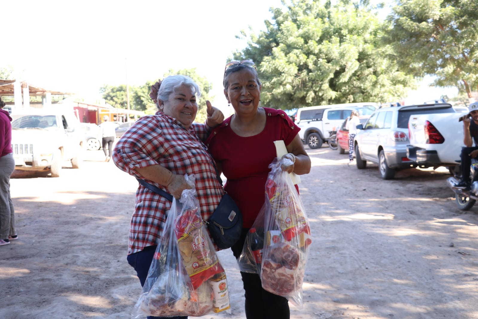 DIF Ahome entrega cenas navideñas en zonas vulnerables