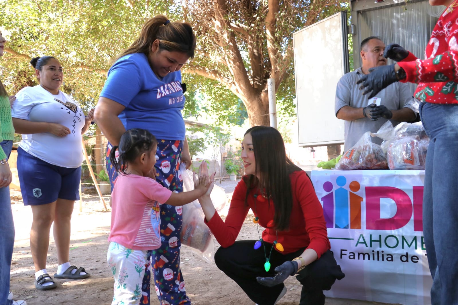 DIF Ahome entrega cenas navideñas en zonas vulnerables